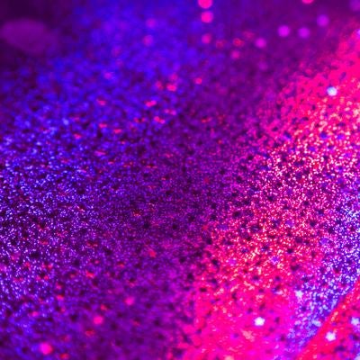 虹色に輝くホログラフィックなデジタル背景の写真