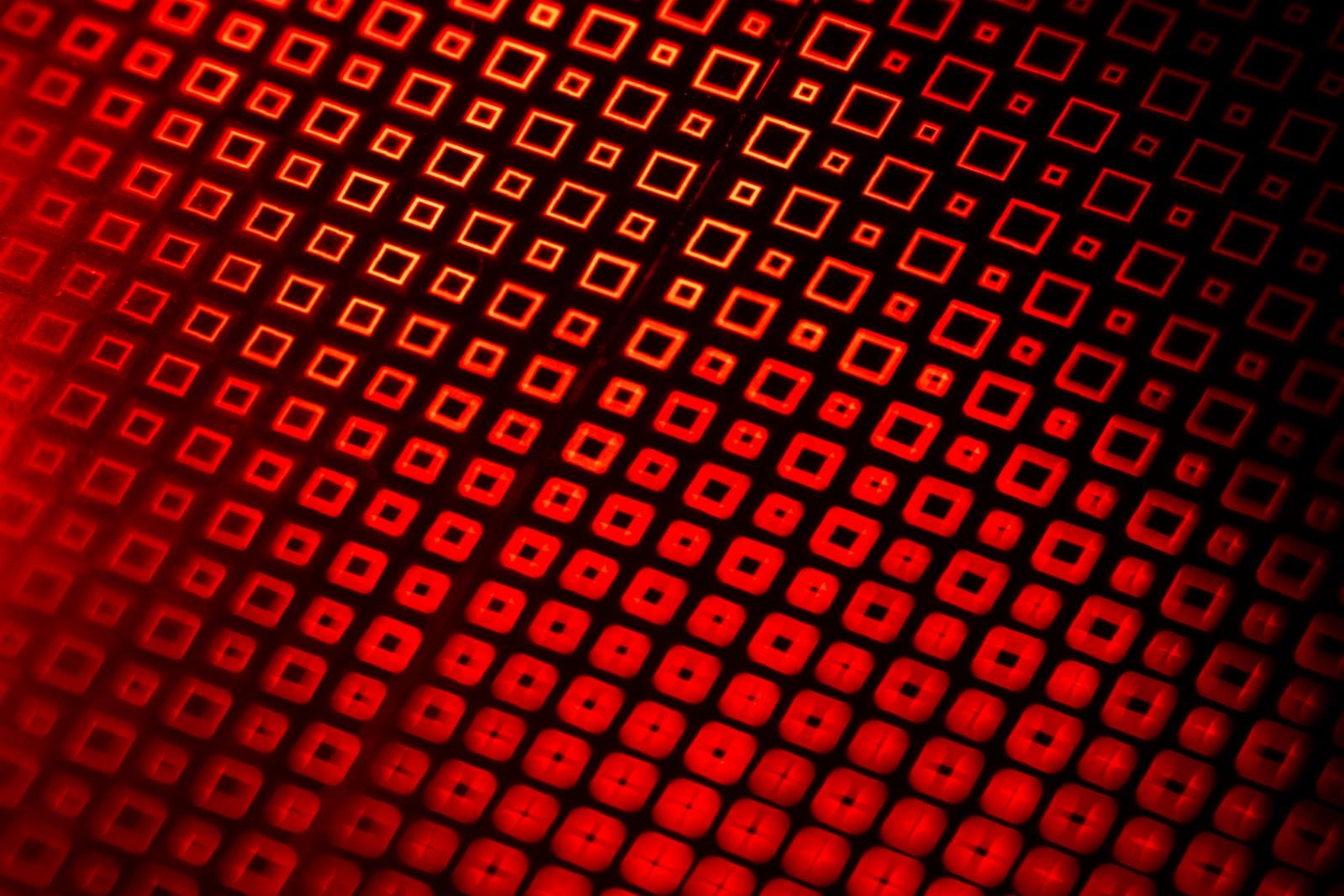 「キラキラ光るレッド系ホログラム」の写真