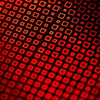 赤いホログラム効果の正方形パターンの写真
