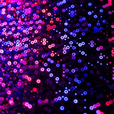 ネオンカラーで発光する球体が浮遊する抽象的なデジタル背景の写真