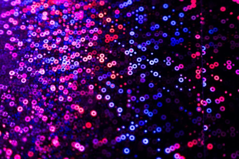 ネオンカラーで発光する球体が浮遊する抽象的なデジタル背景