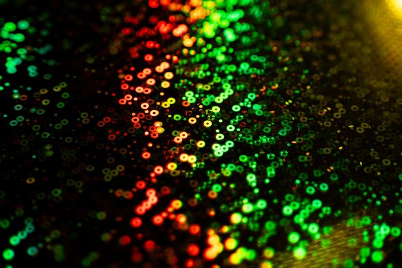 赤から緑へグラデーションする無数のキラキラした円形ボケの光