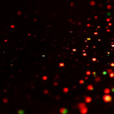 夜間のイベントやデコレーション向け赤色系キラキラライトの写真