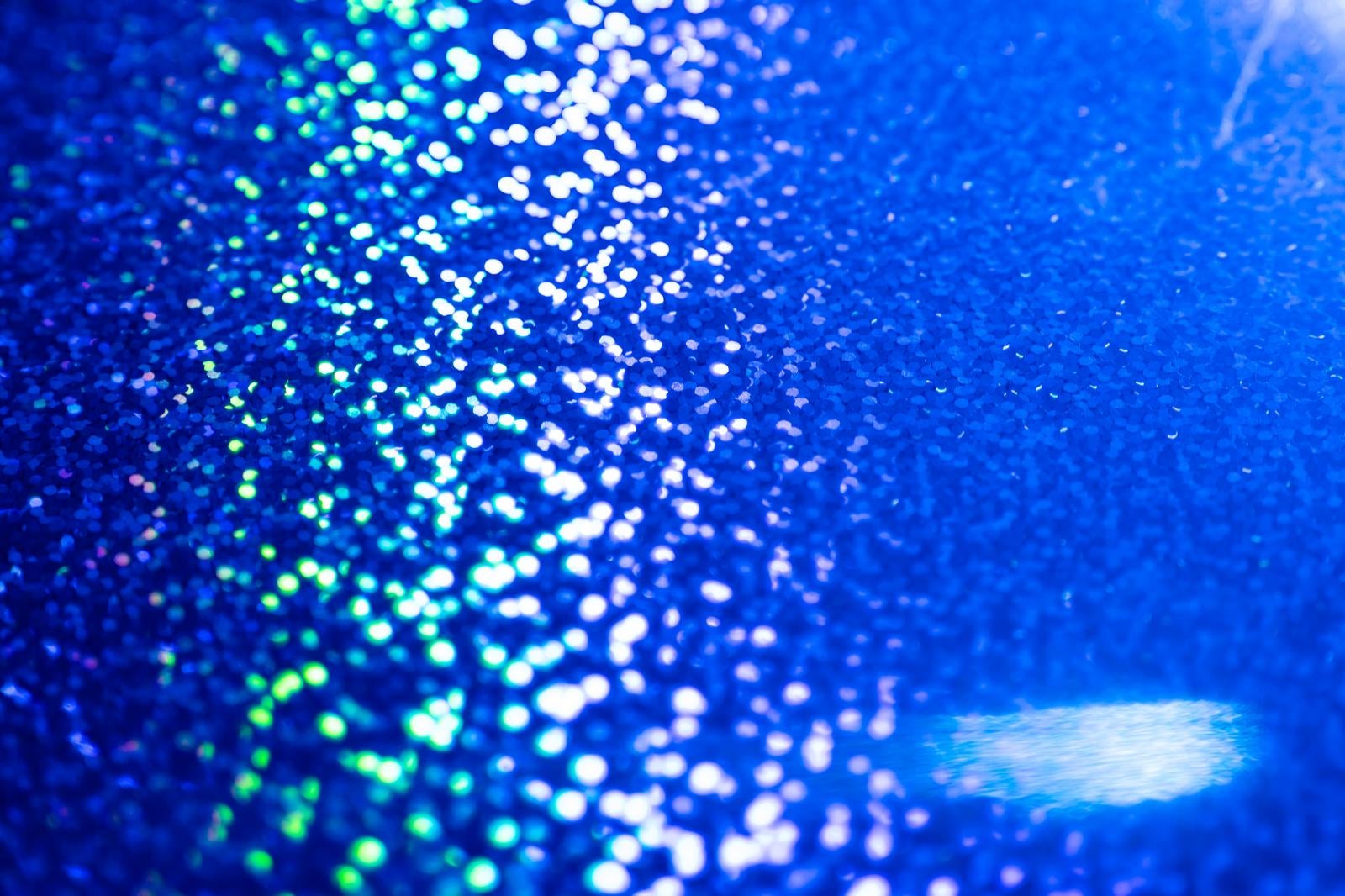 青と水色の円形ボケ光が無数に散らばる抽象的な背景