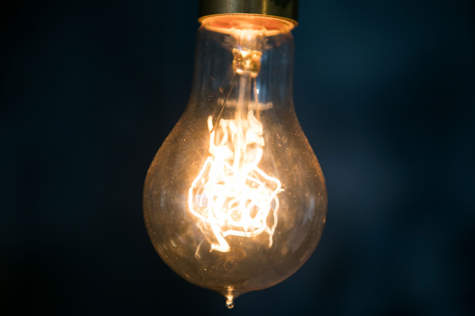 「レトロでアンティークのフィラメント電球」の写真