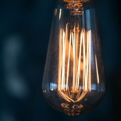縦に伸びるフィラメントの明かりが美しいランプの写真