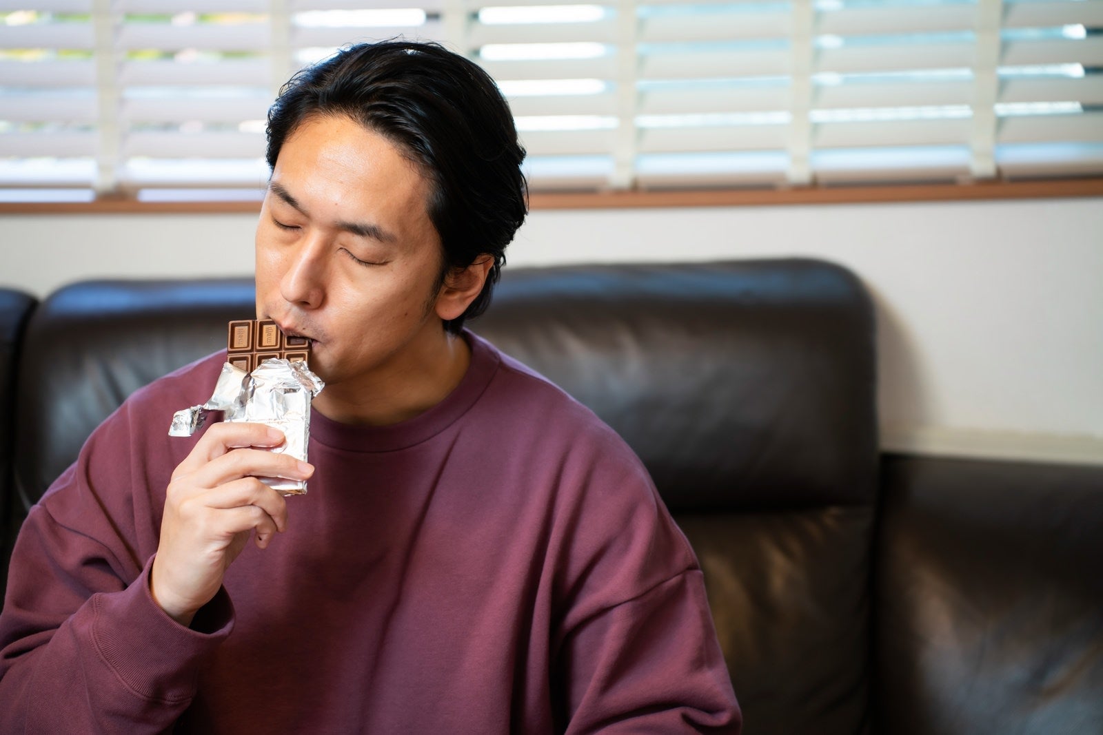 「減量明けに板チョコを食べるボクサー」の写真［モデル：大川竜弥］