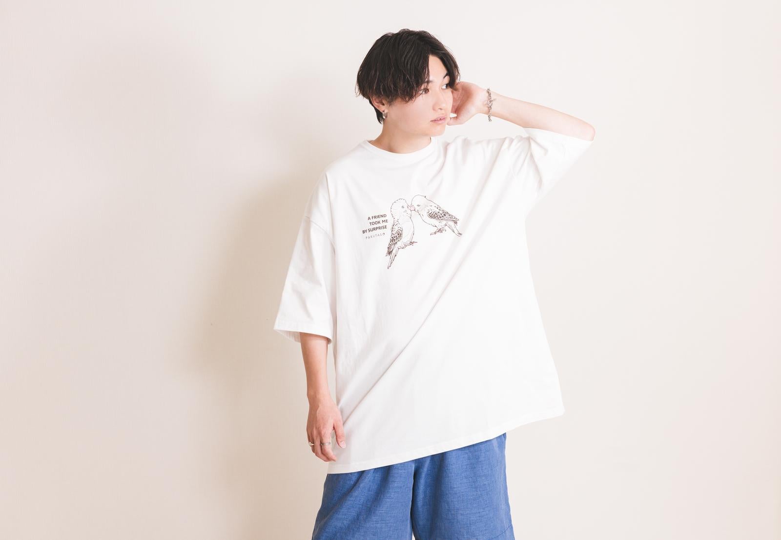 「5.6オンスビッグシルエットTシャツ（XLサイズ）を着た男性」の写真［モデル：SHUN］