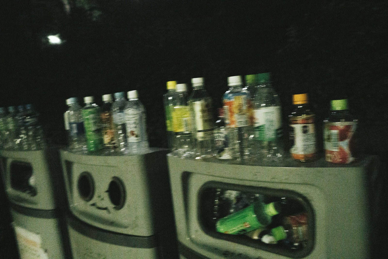 「ゴミ（ペットボトル）でいっぱいのゴミ箱」の写真