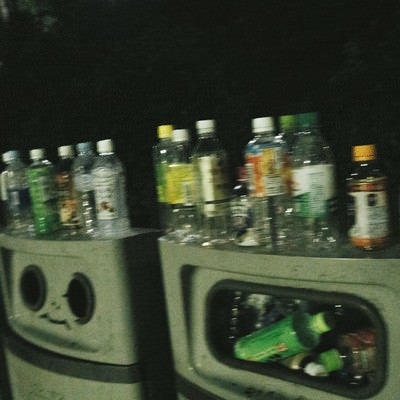 ゴミ（ペットボトル）でいっぱいのゴミ箱の写真