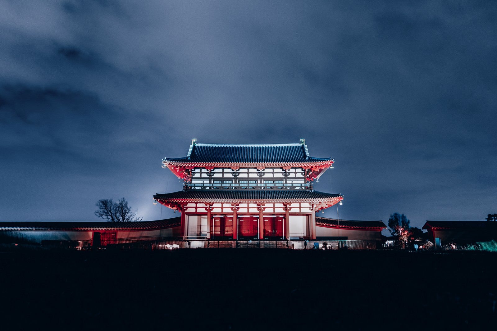 「夜にライトアップされた平城宮朱雀門」の写真