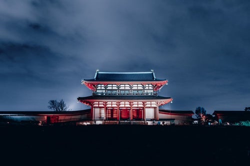 夜にライトアップされた平城宮朱雀門の写真