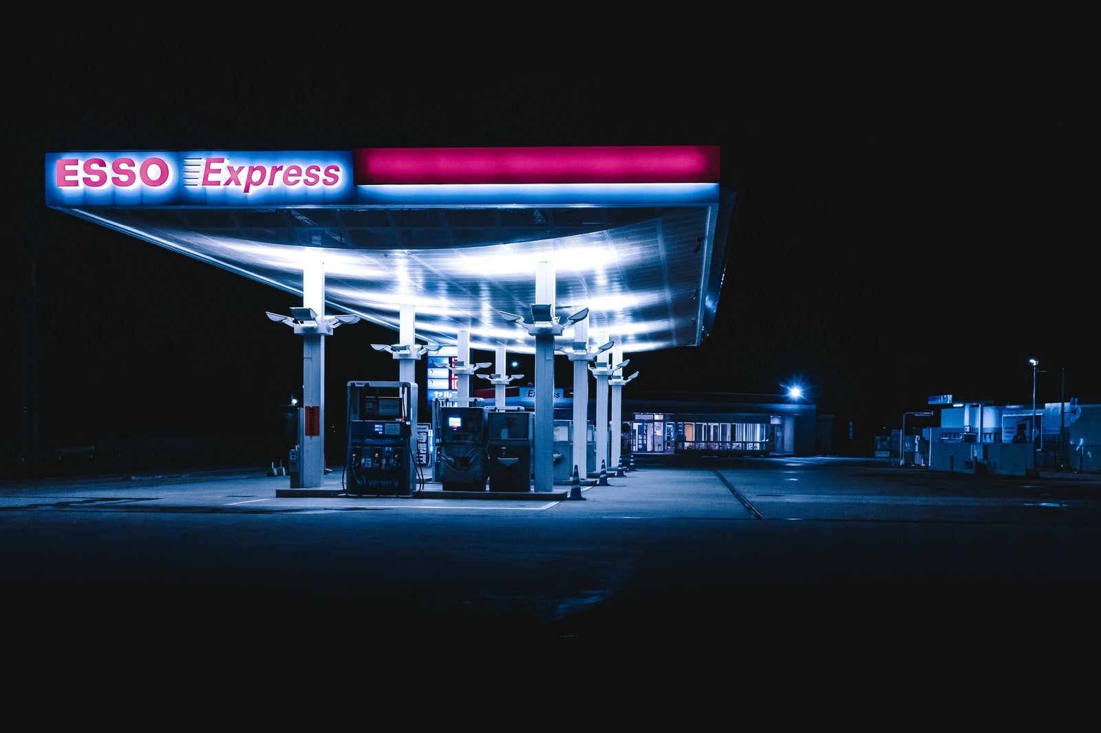 「深夜のガソリンスタンド」の写真
