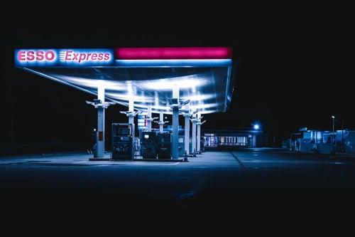 深夜のガソリンスタンドの写真