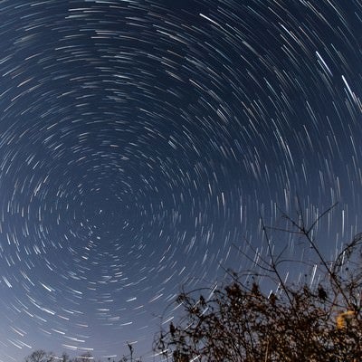 星の軌跡を描く夜空の写真