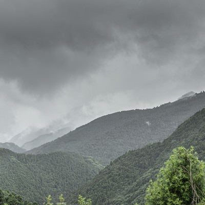 連なる山の写真