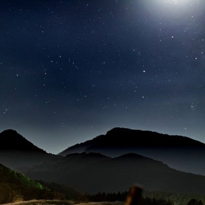 静まる夜の山の写真