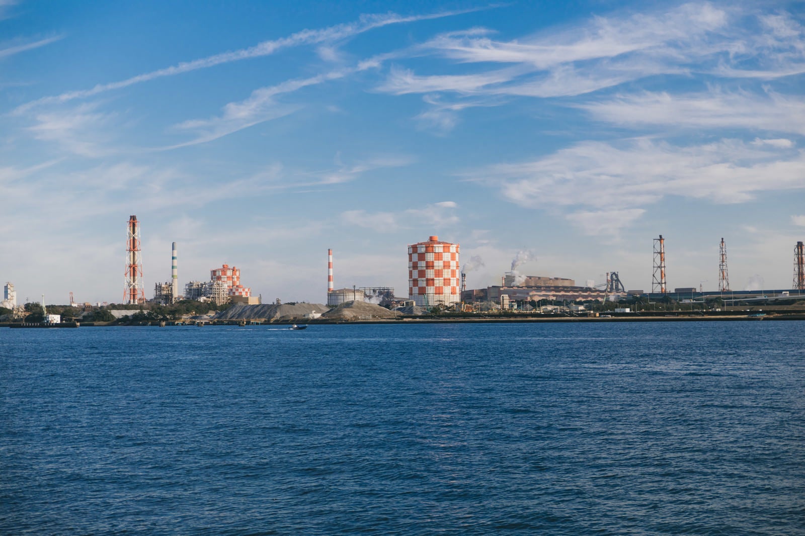 「海芝浦駅から見える対岸の工業地帯」の写真