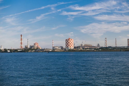 海芝浦駅から見える対岸の工業地帯の写真