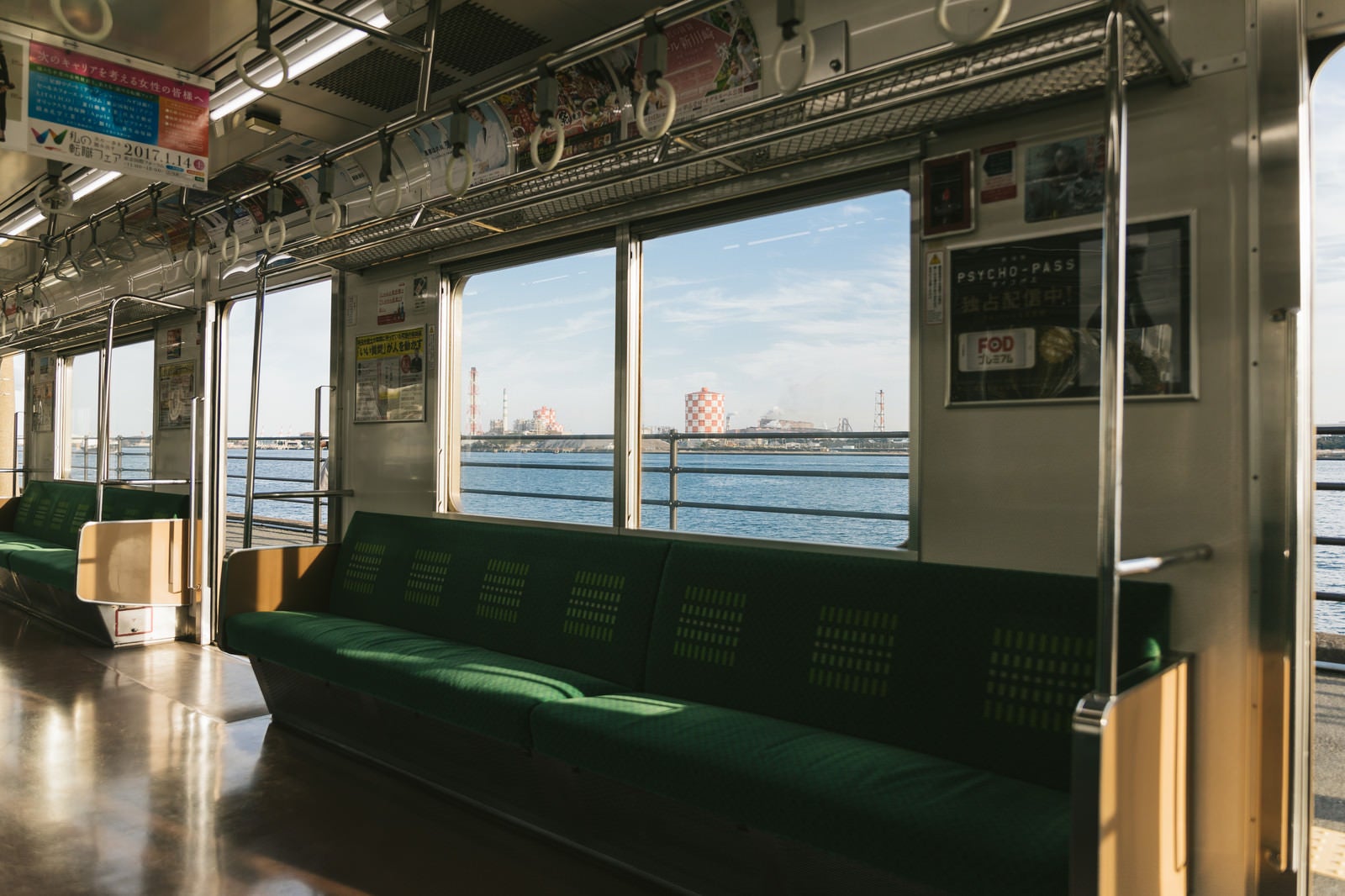 「日本で一番海に近い「海芝浦駅」を車内から」の写真