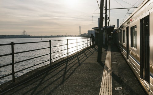駅百選認定の海芝浦駅と夕焼けの写真