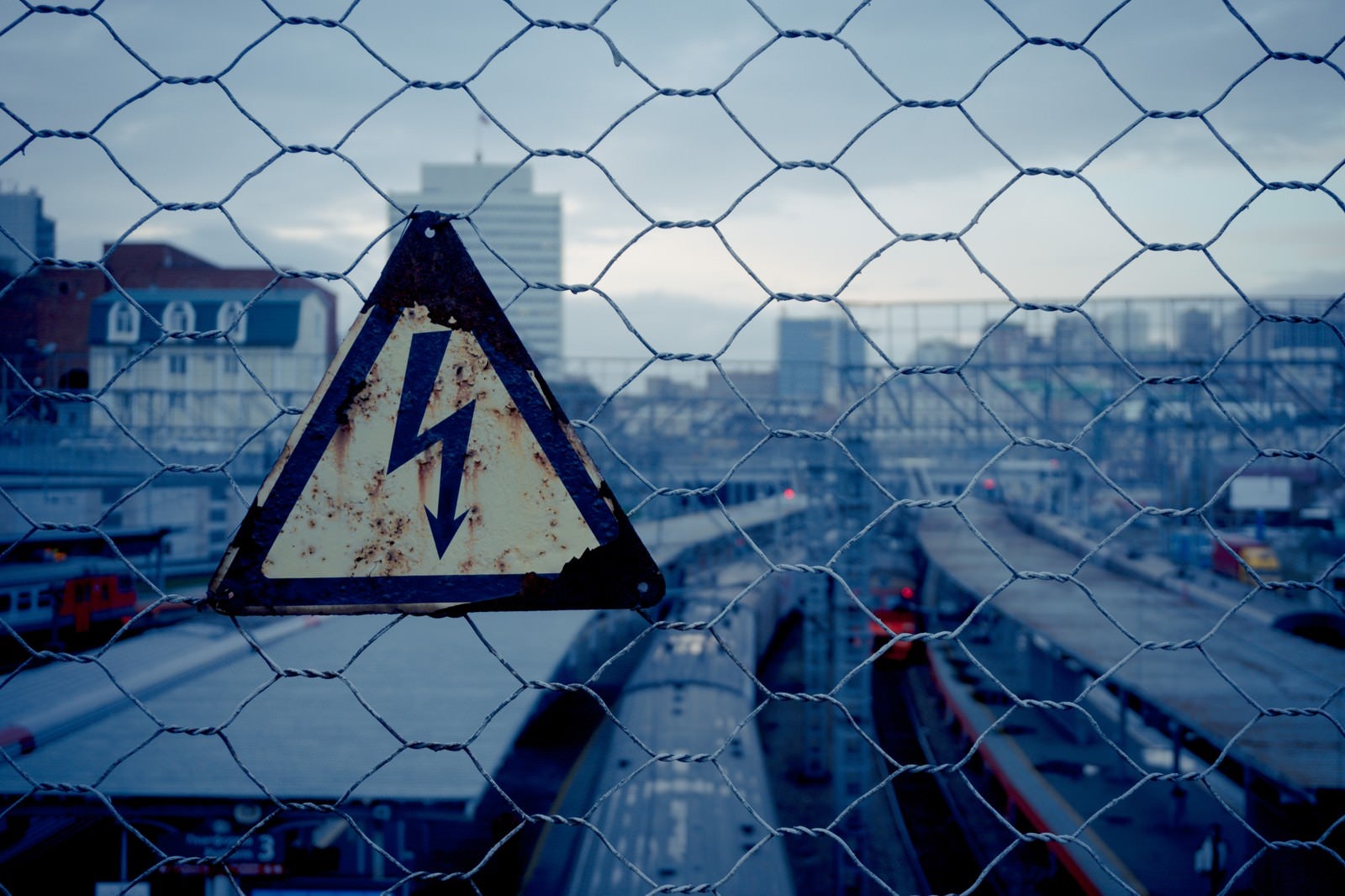 「金網と錆びた高電圧危険」の写真