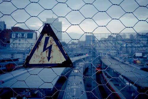 金網と錆びた高電圧危険の写真