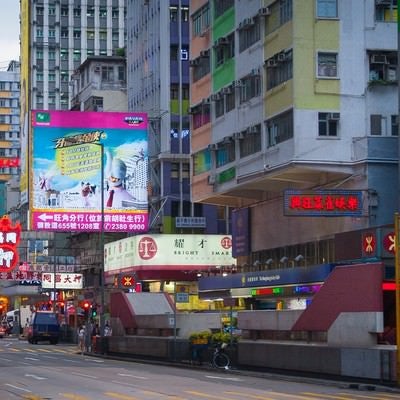 香港旺角のメインストリートの交差点の写真