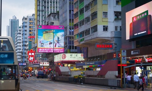 香港旺角のメインストリートの交差点の写真