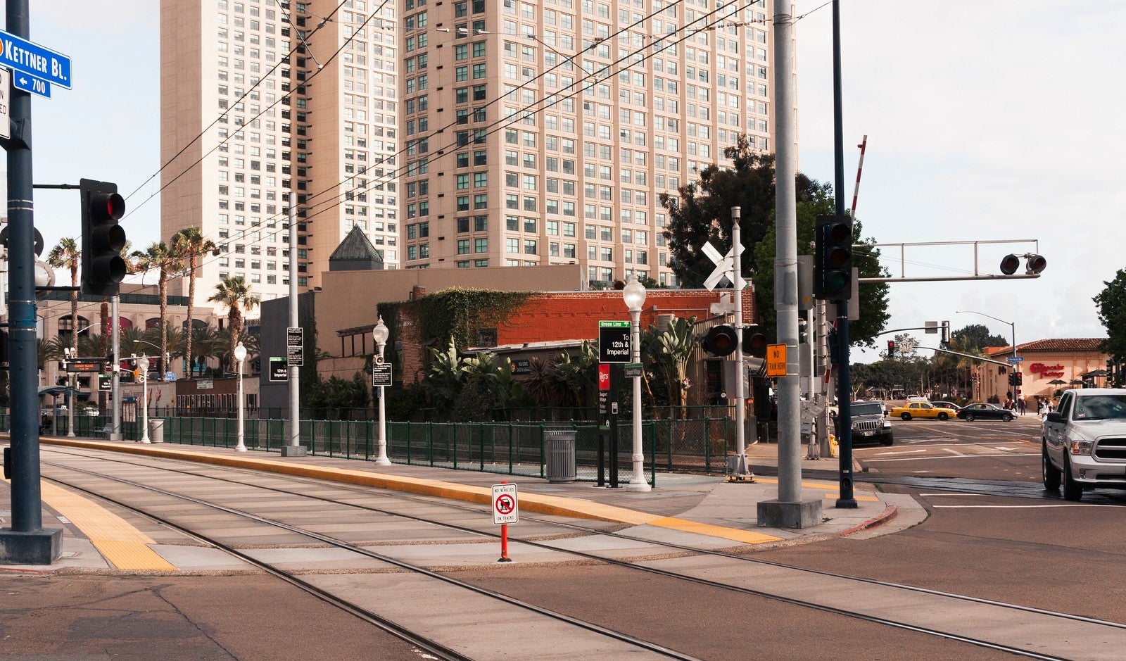「サンディエゴ・トロリーの停車場」の写真