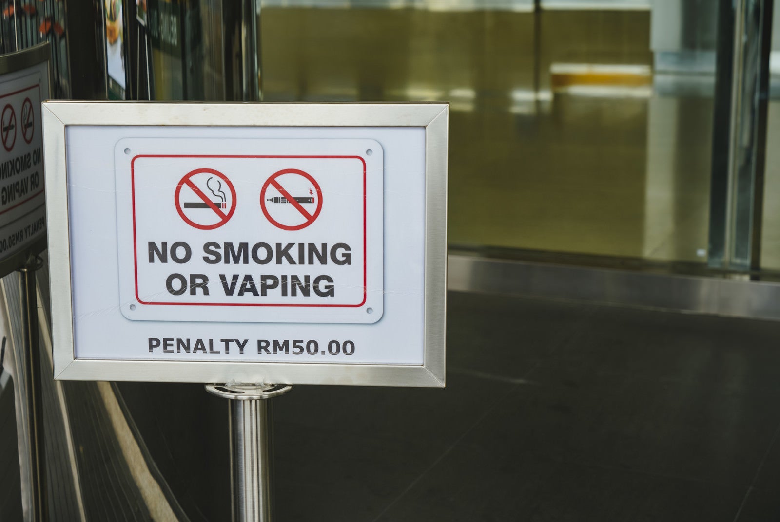 「タバコもVAPE（電子たばこ）もダメ！の看板」の写真