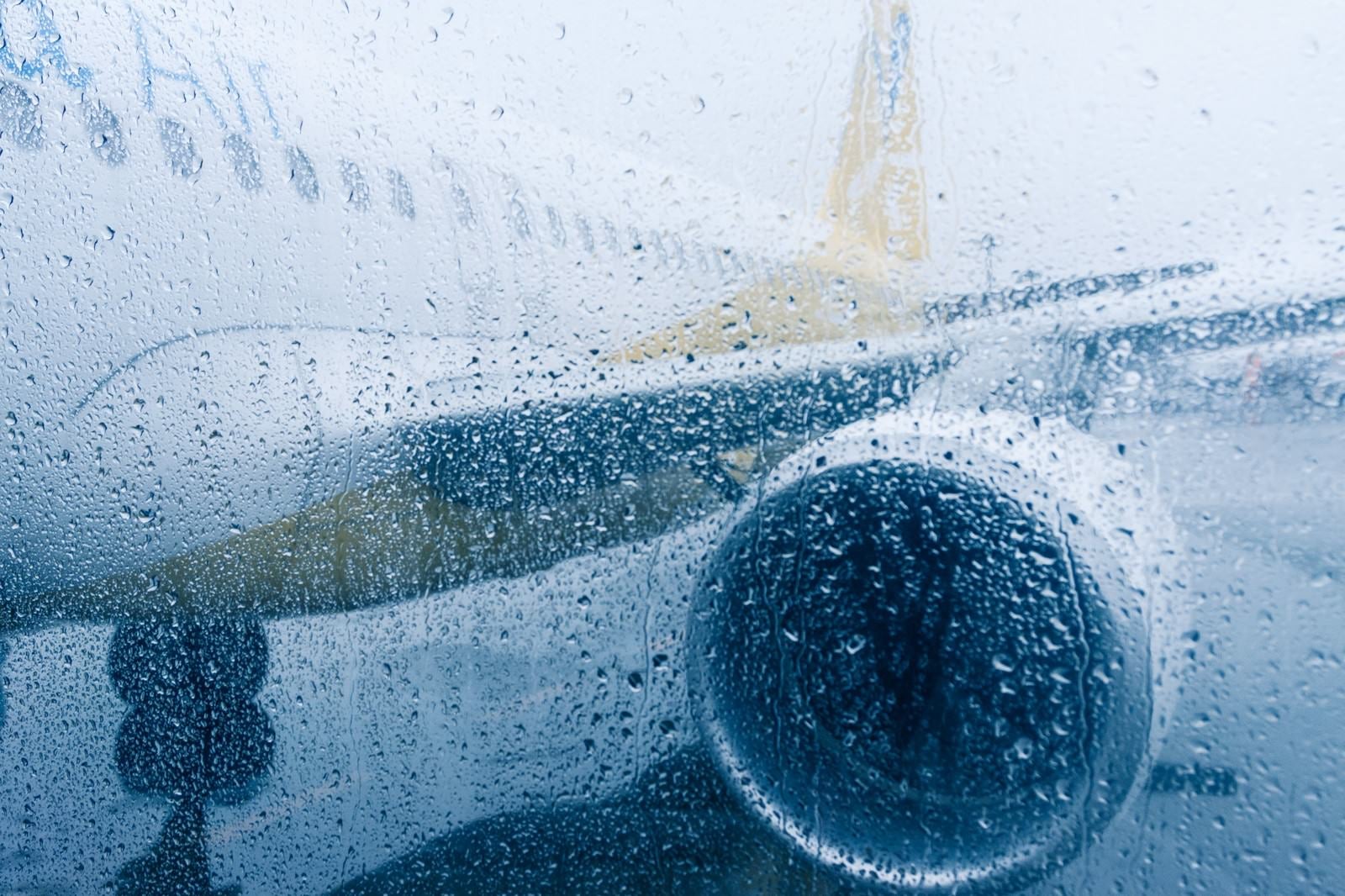 「雨天の出発（旅客機）」の写真