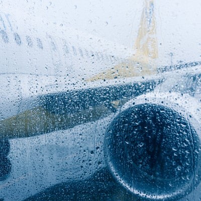 雨天の出発（旅客機）の写真