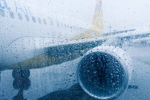 雨天の出発（旅客機）の写真