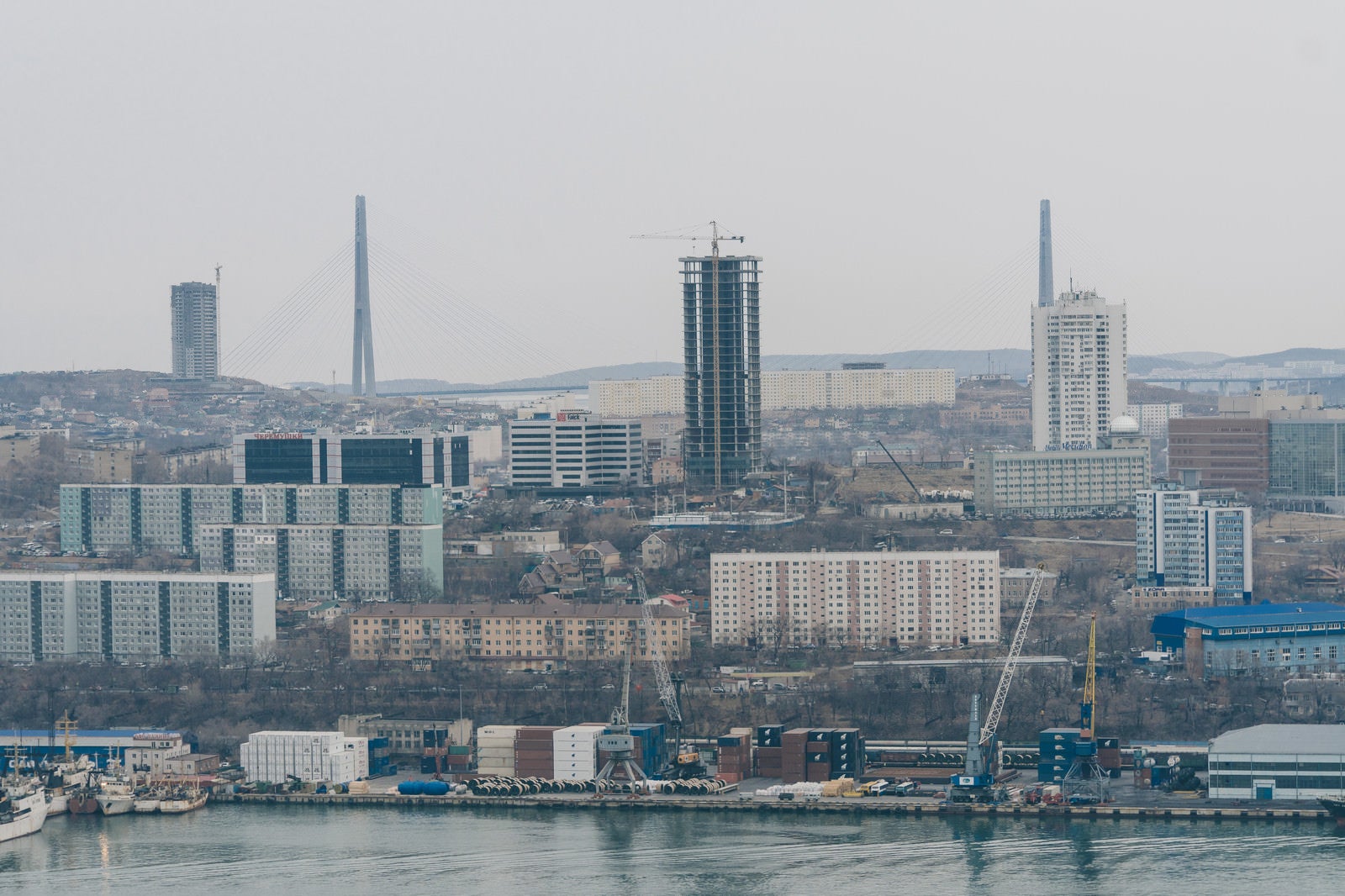 「ウラジオストクの港と建設中の建物」の写真