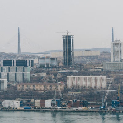 ウラジオストクの港と建設中の建物の写真
