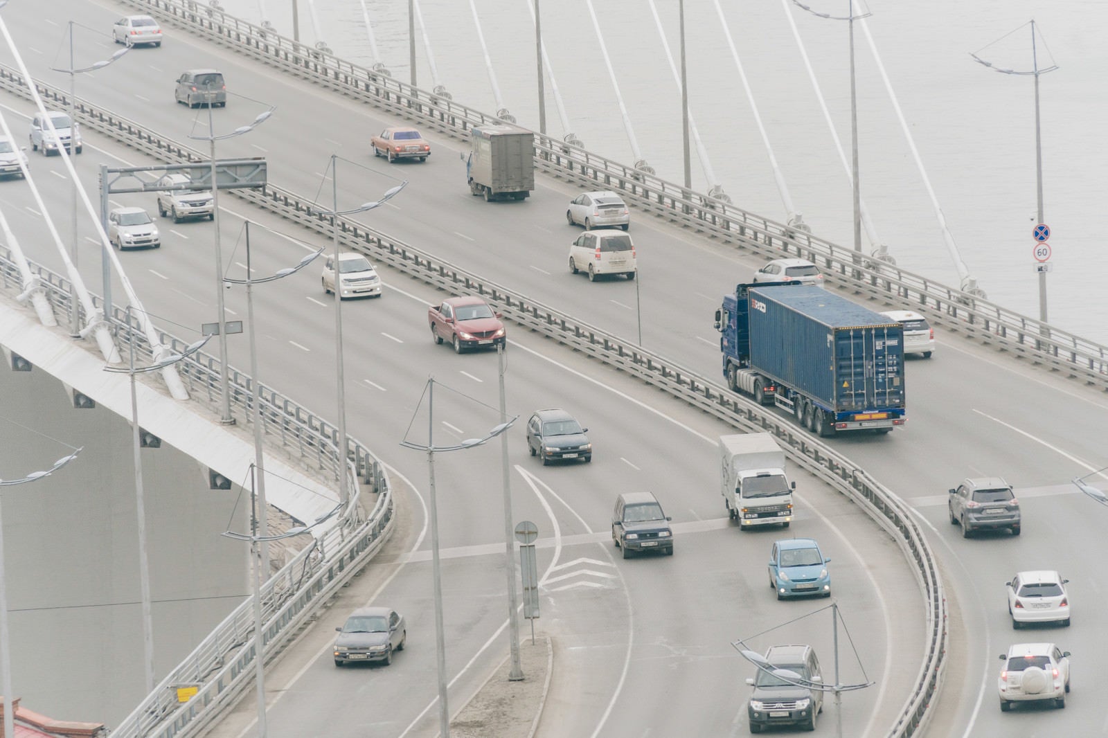 「橋の上を走行する車（ロシア）」の写真