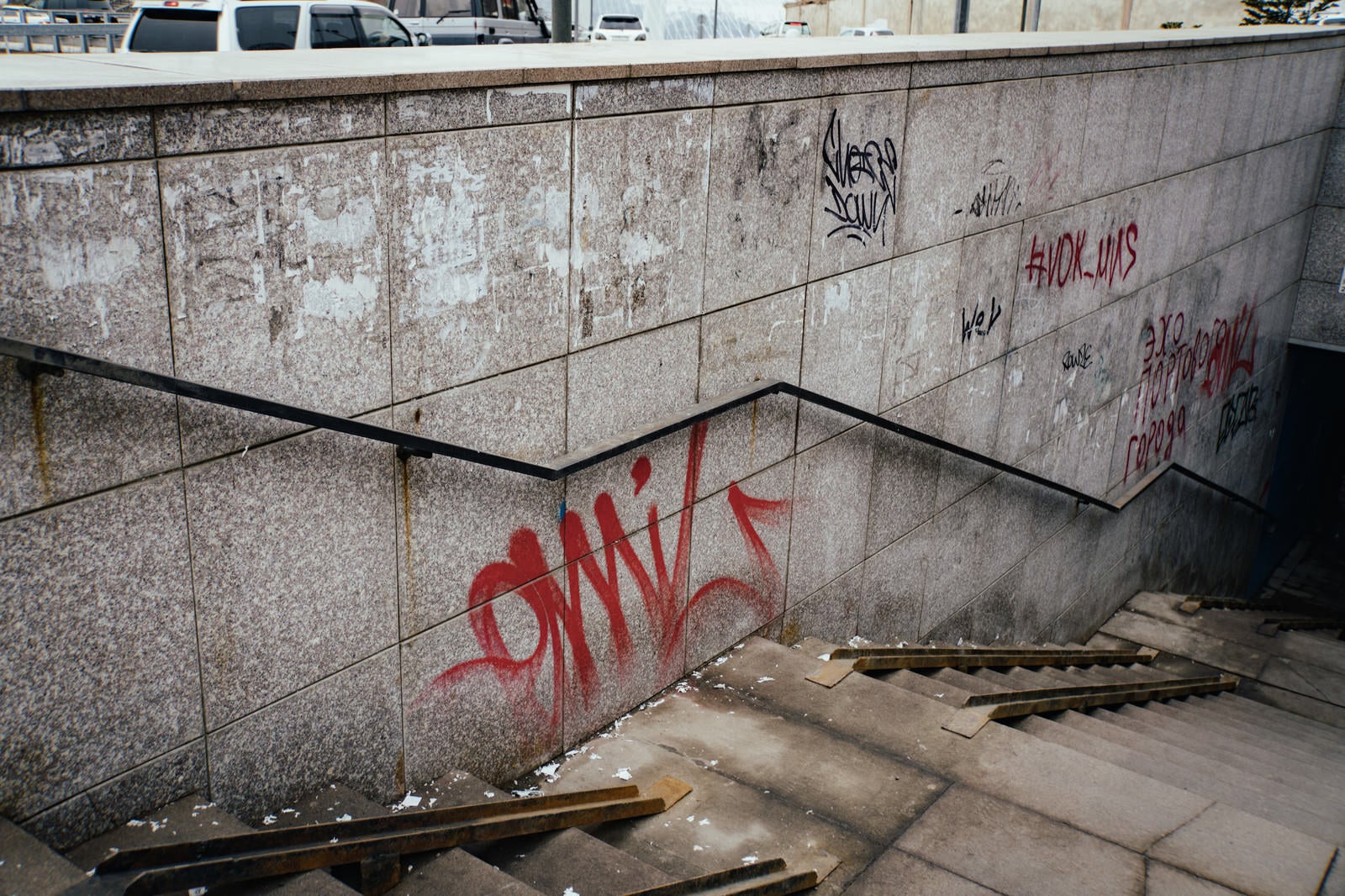 「落書きが多い不気味な地下への階段」の写真