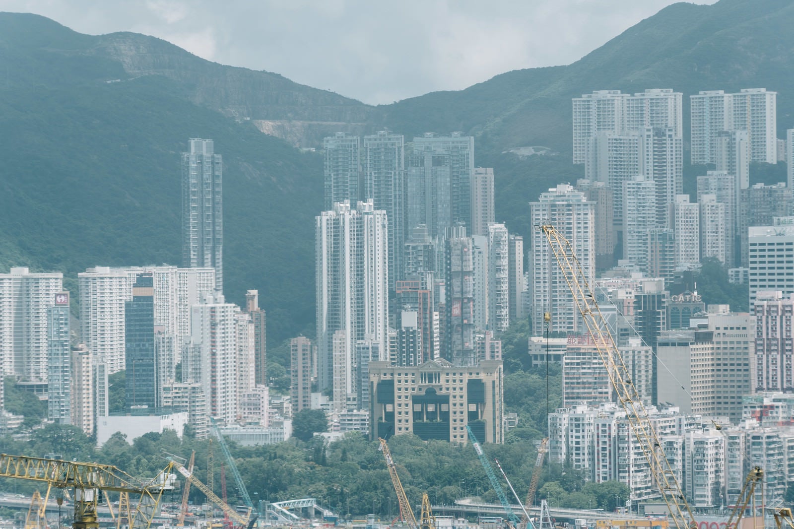 「建設中のビル群（香港）」の写真