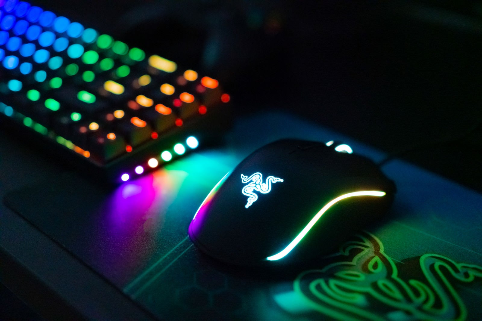 「光るゲーミングマウスとキーボード（レイザー）」の写真