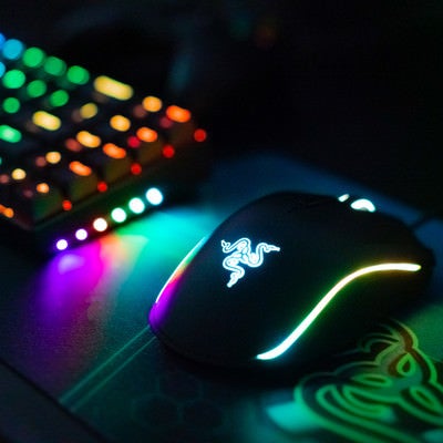光るゲーミングマウスとキーボード（レイザー）の写真