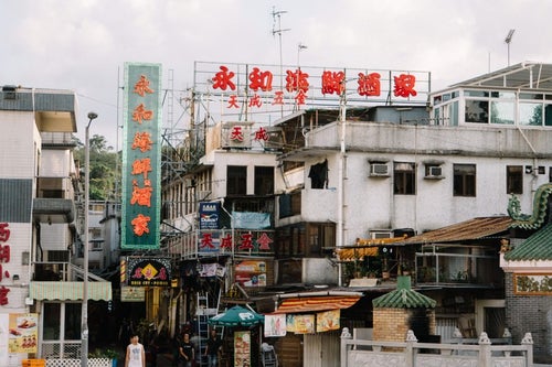 香港らしい看板と街並みの写真