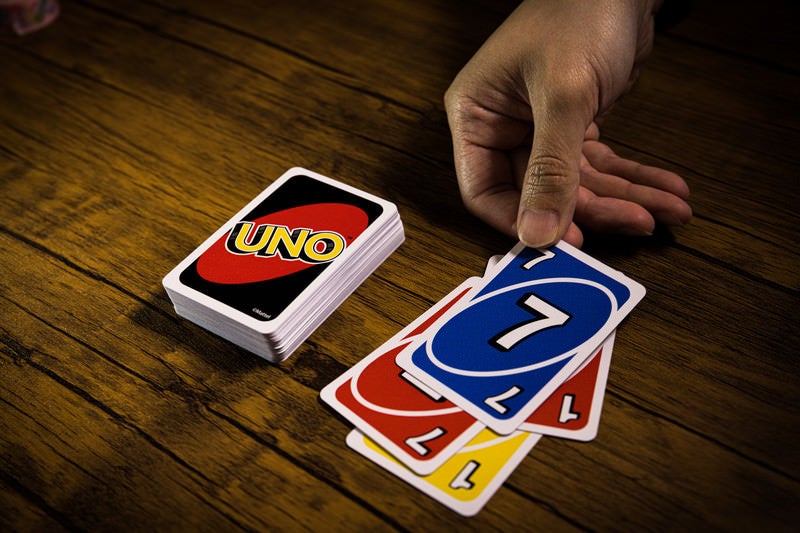 次の順番を飛ばす「スキップ」カードを場に出すUNOのゲーム風景 - ぱくたそ