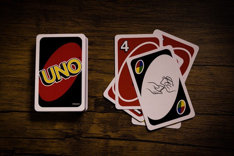 次の順番を飛ばす「スキップ」カードを場に出すUNOのゲーム風景 - ぱくたそ