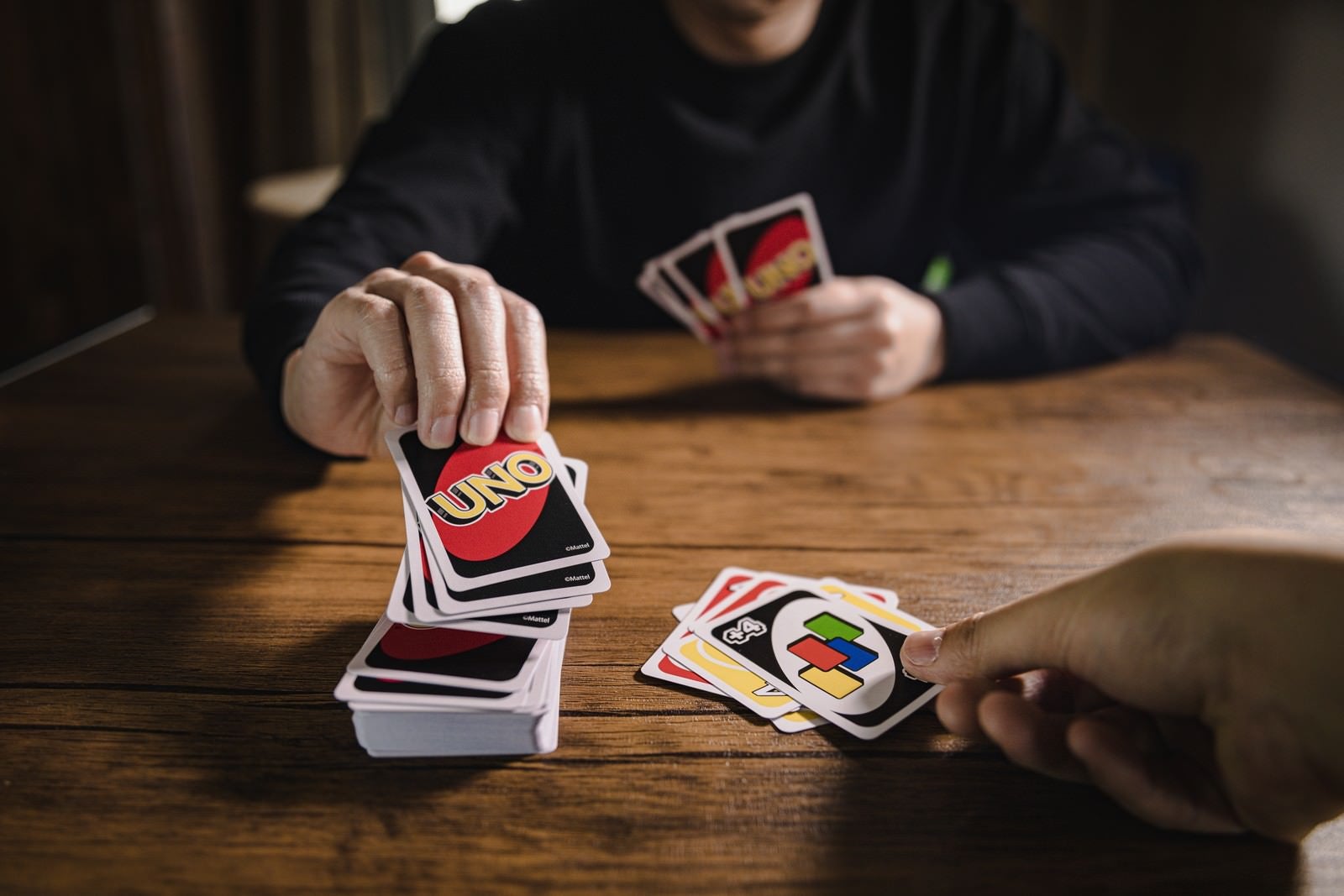 「ドロー4で山札からカードを4枚ひくプレイヤー」の写真