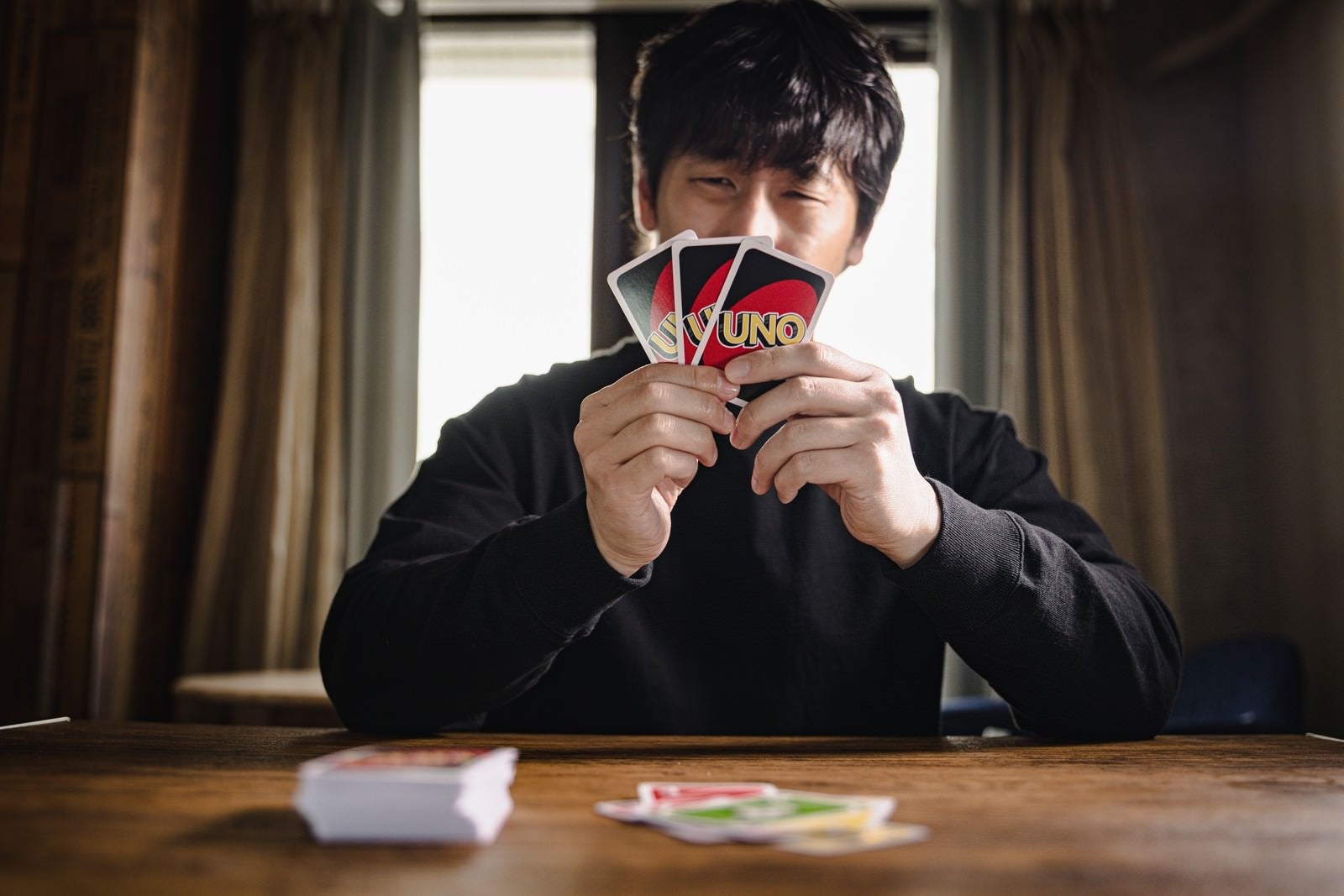 「手札にろくなカードがない男性」の写真［モデル：大川竜弥］