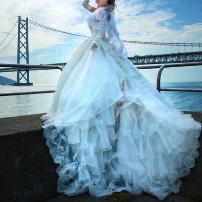 明石海峡大橋を背にウェディングドレスの撮影の写真