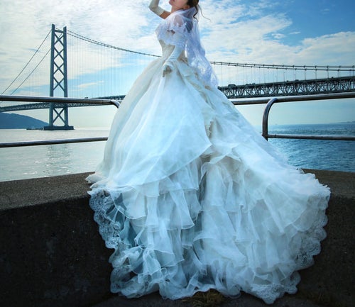 明石海峡大橋を背にウェディングドレスの撮影の写真