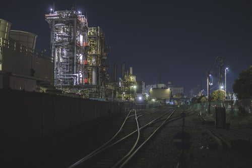川崎の工場夜景と線路の写真