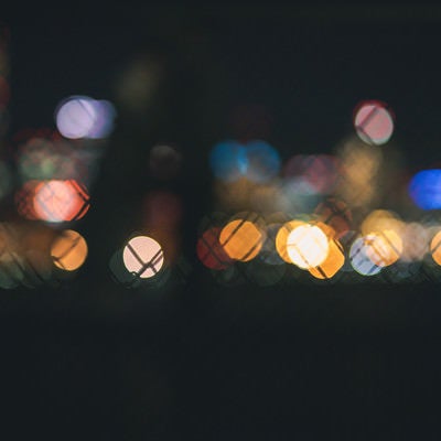 フェンスの街の灯りの写真
